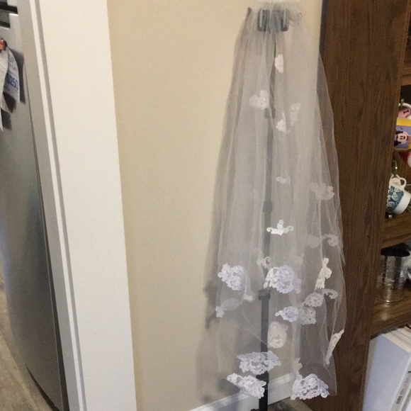 White wedding bridal veil with blusher - Picture 3 of 3